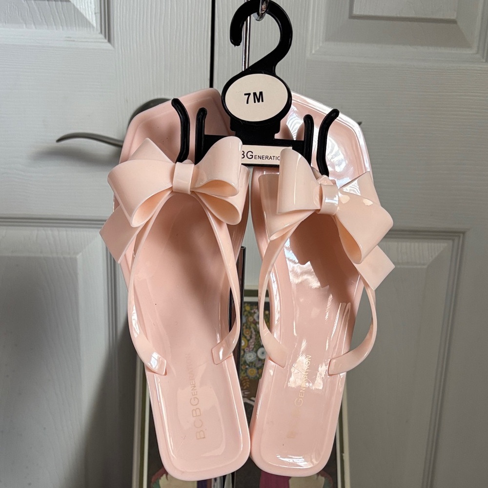 NWT BCBG Bow Sandals